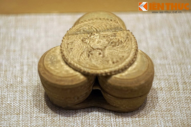 Hộp bằng gốm men ngà triều Lý. Theo các nhà nghiên cứu, khu vực sản xuất gốm men trắng có lẽ là vùng Thanh Hóa, Nghệ An, Nam Định, Hà Nội.