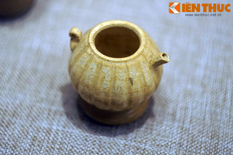 Ấm nhỏ bằng gốm men ngà triều Lý. Trong các di tích, phế tích khai quật được ở khu vực thành Thăng Long, phần lớn chỉ là những mảnh của các loại đồ gốm gia dụng. Những tiêu bản nguyên lành rất hiếm và có giá trị rất cao.