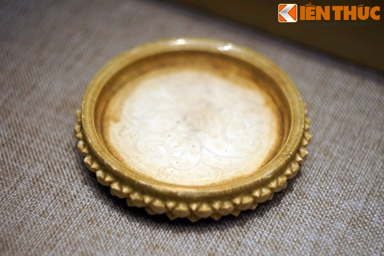 Đài sen bằng gốm men trắng thời Lý. Gốm men trắng thời Lý - Trần có thể xem như dòng gốm bạch định của Việt Nam và rất khác biệt so với gốm Trung Quốc bởi xương gốm dày, thô, men không sáng bóng.