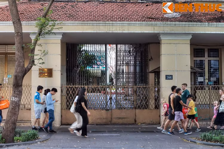 Sau ngày 30/4/1975, Ủy ban quân quản thành phố tiếp quản khu nhà này và đặt trụ sở của Sở Văn hóa và Thông tin (nay là sở Văn hóa và Thể thao) TP Hồ Chí Minh.