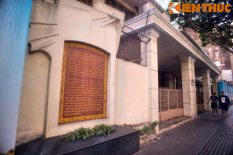 Bên cạnh cổng chính của tòa nhà, một tấm bia đá đã được dựng để ghi nhớ ý chí kiên trung bất khuất của bao lớp người đã hy sinh vì độc lập tự do cho Tổ quốc.