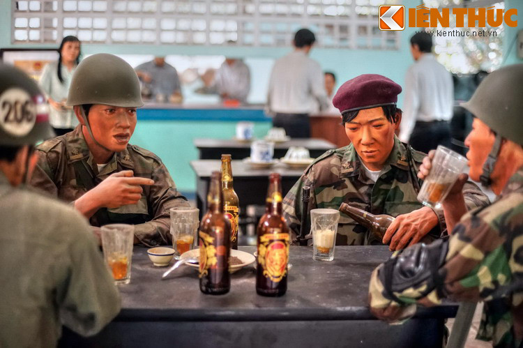 Trong số các thực khách ghé vào quán, có rất nhiều người là quân nhân, nhân viên an ninh phục vụ quân đội Mỹ và chính quyền Sài Gòn, nhưng không ai nhận ra dấu hiệu khả nghi nào ở quán.