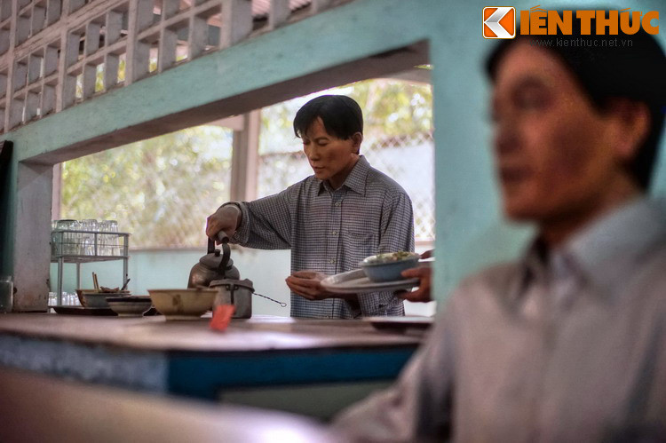 Người đứng ra thành lập quán là ông Nguyễn Văn Tửng, sinh năm 1913 tại Trà Vinh. Ông xây quán bằng khoản tiền tích cóp và đặt tên là Nhan Hương, theo tên người vợ đã mất.