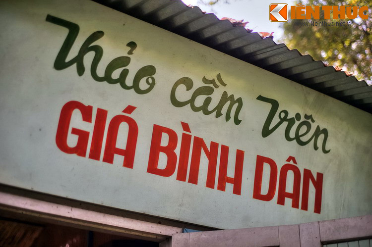 Nằm dưới những tán cây um tùm của Thảo Cầm Viên, quán Hương Nhan mang một vỏ bọc “bình dân” hoàn hảo, như vô số quán ăn khác ở Sài Gòn bấy giờ.