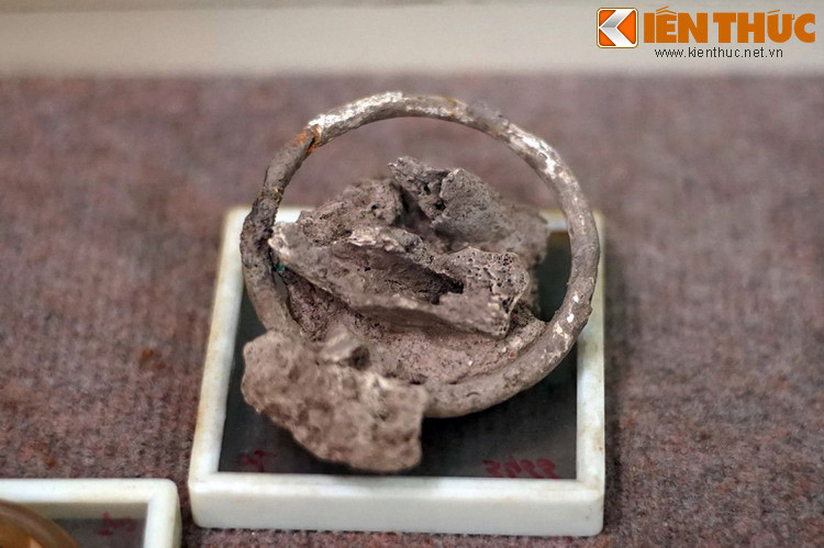 Một chiếc vòng đeo tay dính xương.