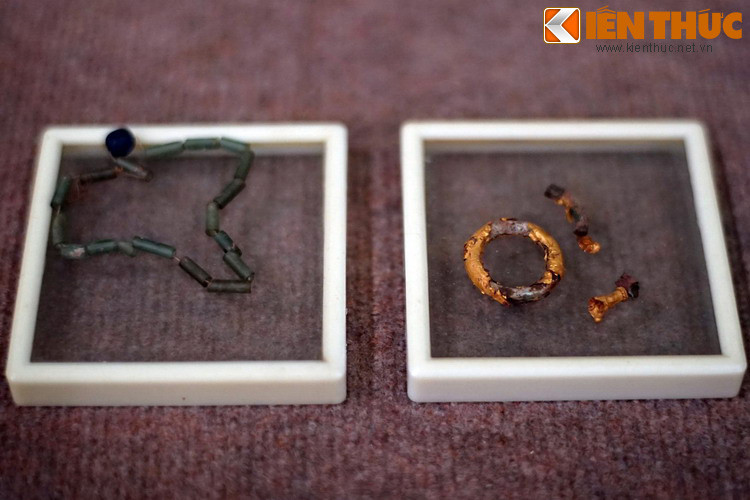 Chuỗi hạt thủy tinh (trái) và nhẫn, mảnh thủy tinh bọc vàng (phải). Cũng như ở các nền văn hóa khác, vàng là vật liệu thuộc về người giàu trong cư dân Nam Bộ hai thiên niên kỷ trước.
