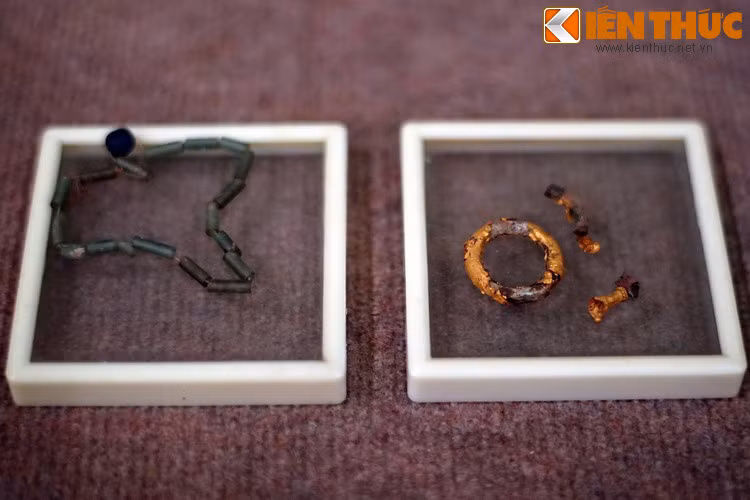 Chuỗi hạt thủy tinh (trái) và nhẫn, mảnh thủy tinh bọc vàng (phải). Cũng như ở các nền văn hóa khác, vàng là vật liệu thuộc về người giàu trong cư dân Nam Bộ hai thiên niên kỷ trước.