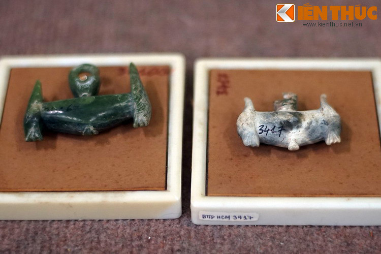 Khuyên tai hình hai đầu thú khai quật ở Giồng Phật, hiện vật đặc trưng của văn hóa Sa Huỳnh.