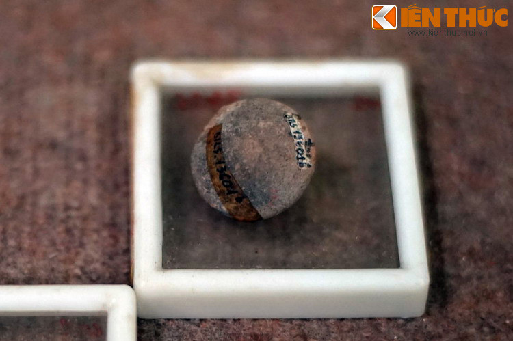 Khuyên tai bằng đất nung.