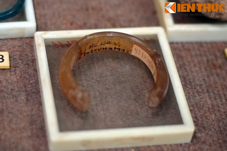 Vòng đeo tay mã não tìm thấy ở Giồng Phật. Các hiện vật được khai quật ở di chỉ này mang dấu ấn của văn hóa Óc Eo và Sa Huỳnh, hai nền văn hóa hưng thịnh ở Nam Bộ thời kỳ đồ sắt.