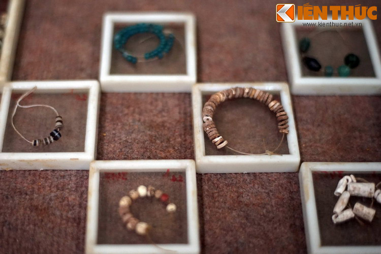 Các loại khuyên tai thủy tinh hình vành khăn và vành tròn.