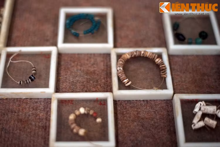 Các loại khuyên tai thủy tinh hình vành khăn và vành tròn.