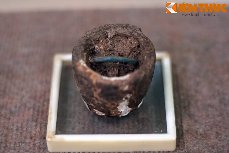 Vòng đeo tay thủy tinh nằm trong một vỏ ốc.