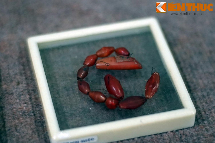 Chuỗi hạt mã não của di chỉ Giồng Phật.