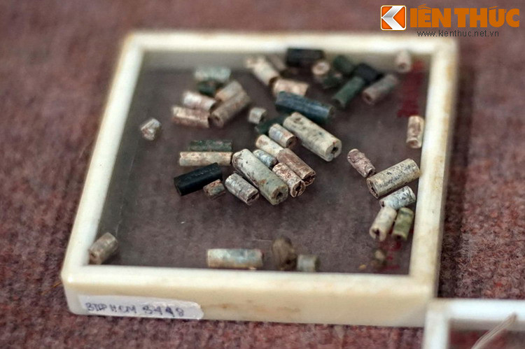 Cận cảnh các hạt đá được gia công rất tỉ mỉ của một bộ khuyên tai.