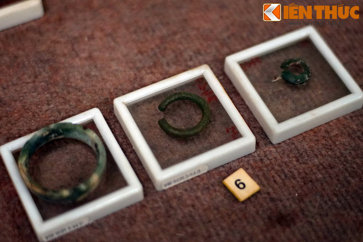 Vòng đeo tay đá ngọc. Các loại hình đồ trang sức được tạo tác tinh tế là minh chứng cho sự phát triển của thủ công nghiệp cũng như khiếu thẩm mỹ.