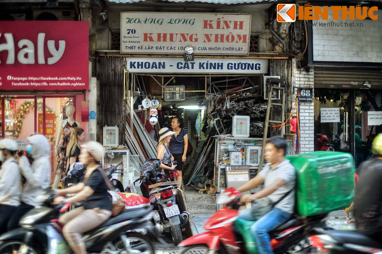 Góc Hàng Nón – Hàng Thiếc có nhiều hàng bán đồ inox, khung nhôm – kính.