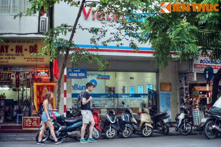 Do sự phát triển của du lịch trong phố cổ Hà Nội, các cở sở lưu trú và văn phòng công ty du lịch cũng xuất hiện nhiều trên phố Hàng Nón từ những năm 2000 trở lại đây.