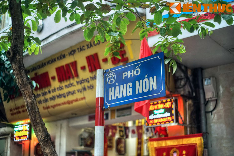 Đoạn phố cũ mang tên gọi Hàng Nón vì thời xưa ở đấy vốn có nhiều cửa hàng bán các loại nón khác nhau.