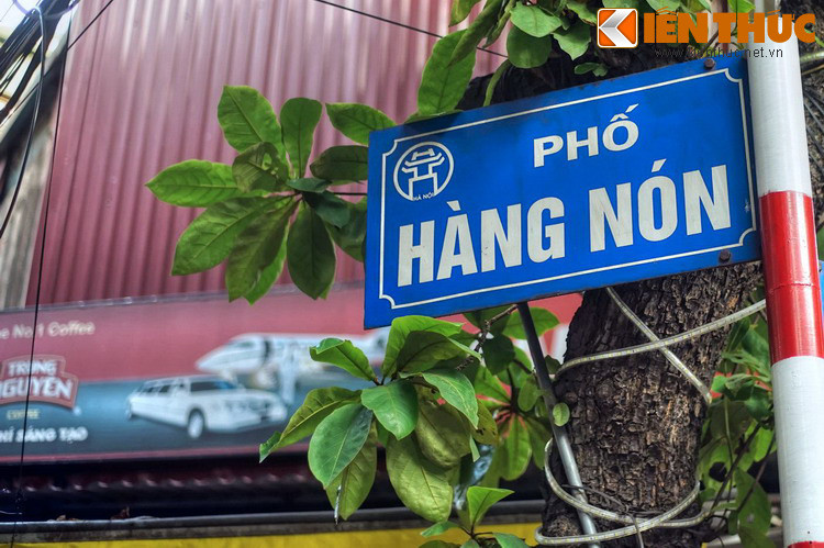 Thời thuộc địa, người Pháp gọi phố này là rue des Chapeaux, nghĩa là phố Hàng Mũ, do họ không có từ tương đương với “nón” của người Việt. Năm 1945 phố lấy lại tên tiếng Việt là Hàng Nón.