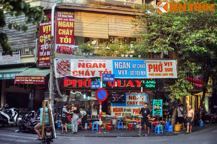 Hàng quán trên phố Hàng Nón khá phong phú, và đây là một trong những tuyến phố lý tưởng để khám phá ấm thực vỉa hè Hà Nội.