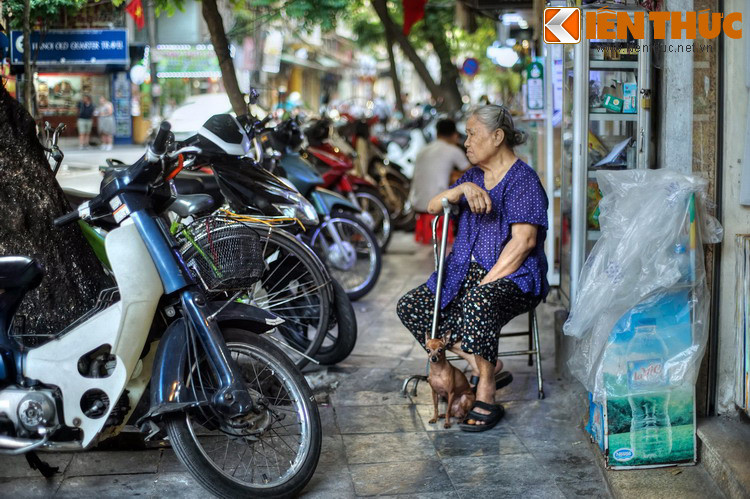 Phụ nữ có nhiều loại nón hơn, sang thì dùng nón thúng quai thao, người lao động thì đội nón ba tầm hoặc nón chảo làm bằng lá gồi mềm.