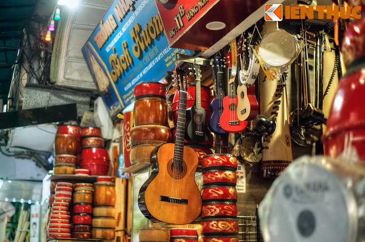Góc Hàng Nón – Hàng Mành có một số cửa hàng chuyên bán nhạc cụ như trống, sáo, cồng chiêng, đàn guitar...
