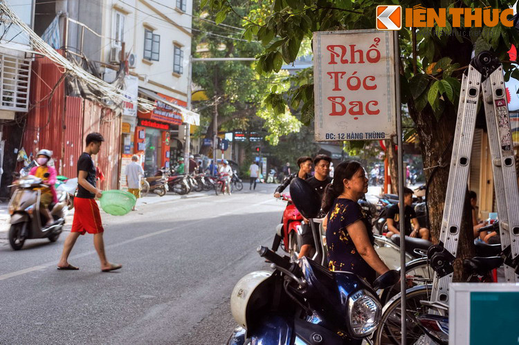 Ngày nay, cả nghề làm thùng tre lẫn nghề làm đồ gỗ đều không còn hiện diện trên phố Hàng Thùng. Các hộ dân nơi đây đã chuyển sang kinh doanh nhiều mặt hàng khác như ăn uống, tạp hóa, thời trang…