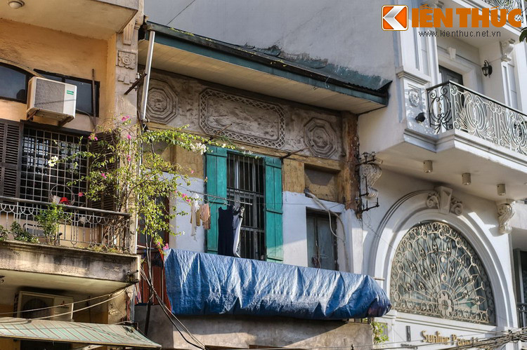 Trái ngược với nghề làm thùng, ở phố Rondony (nửa phía đông Hàng Thùng) có nghề làm đổ gỗ phát triển mạnh. Các nhà buôn làm giàu nhanh chóng, cửa hàng đồ gỗ lan vào nửa phố phía trong cửa ô. Người có tiền cải tạo những nhà cổ xây nhà mới cao rộng đẹp hơn...