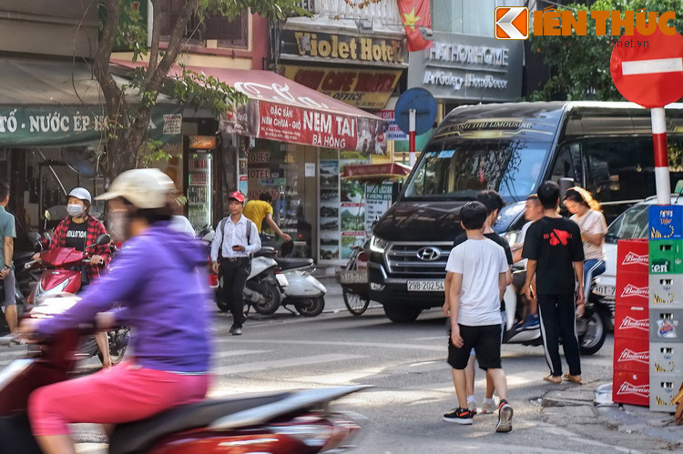 Cửa hàng nổi tiếng nhất trên phố Hàng Thùng là cửa hàng nem tai của bà Hồng ở số nhà 35. Trải qua nhiều thập niên, quán vẫn giữ được hương vị thơm, ngon quyến rũ rất riêng, là địa chỉ ẩm thực quen thuộc của người dân Hà Nội...