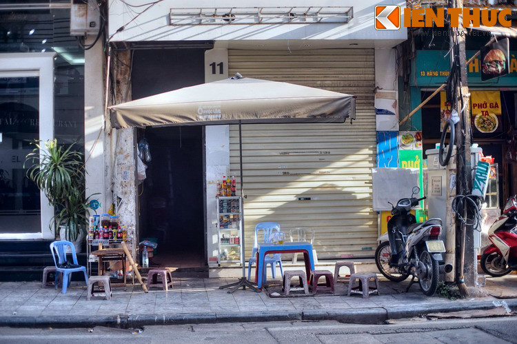 Nói thêm về nghề làm thùng ở phố Hàng Thùng, cho đến những năm 1930, ở Hà Nội nhiều nhà không có nước máy, nước ăn nước rửa đều lấy ở giếng đào trong sân hoặc thuê người lấy ở vòi nước công cộng hay thuê gánh từ sông về chứa trong thùng rồi đánh phèn chua (mua ở phố Hàng Phèn).