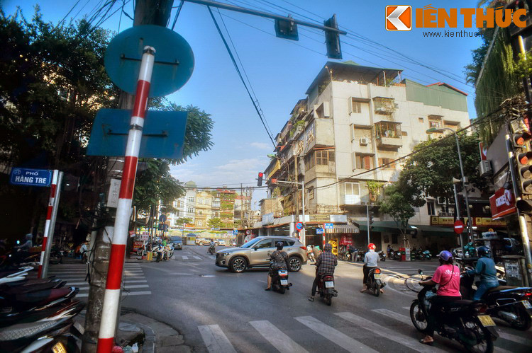 Sở dĩ họ gọi riêng ra như thế vì nửa phố bên ngoài cửa ô Đông Yên giáp Bờ Sông là nơi bán gỗ cây, gỗ phiến cùng với chợ tre nứa ở giáp Hàng Tre, còn đoạn phố bên trong cửa ô có nghề ghép thùng bằng tre, nguyên liệu là tre nứa vầu mua ở dưới bè ngoài sông.