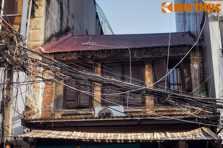 Với sự phát triển của nghề làm đồ sắt tây ở phố Hàng Thiếc, những chiếc thùng sắt đóng đai có giá thành rẻ lại bền hơn nhiều dần dần thay thế thùng tre. Mất thị phần, những cửa hàng làm và bán thùng tre ít dần rồi biến mất hẳn.