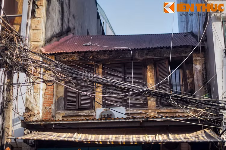 Với sự phát triển của nghề làm đồ sắt tây ở phố Hàng Thiếc, những chiếc thùng sắt đóng đai có giá thành rẻ lại bền hơn nhiều dần dần thay thế thùng tre. Mất thị phần, những cửa hàng làm và bán thùng tre ít dần rồi biến mất hẳn.