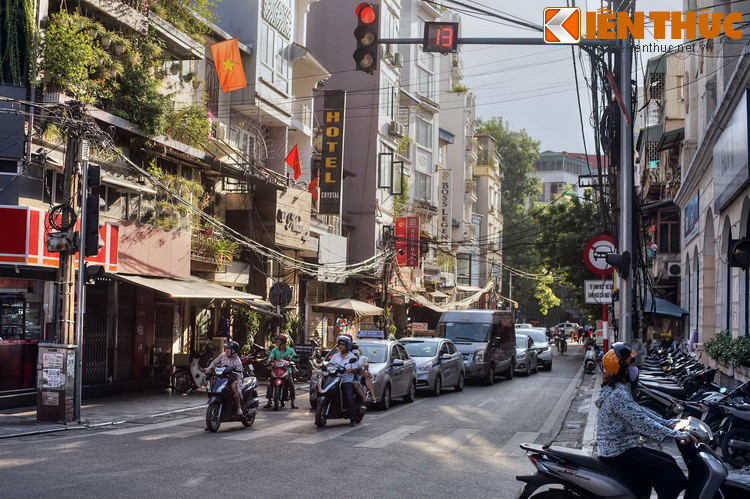 Thời Pháp thuộc phố Hàng Thùng ban đầu được gọi là rue Foutcheou (phố Phúc Châu), sau người Pháp chia đôi, phần phía Đông là rue Rondony và phần phía Tây là rue des Seaux (phố Hàng Thùng).