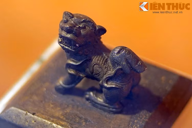 Việc đúc chiếc ấn mang hình con lân dành cho các tướng đứng đầu quân đội thời Gia Long.