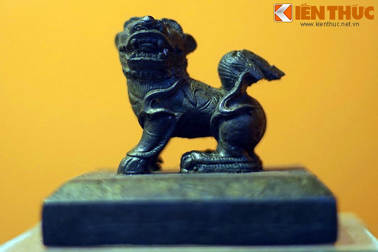 Ấn thể hiện trình độ kỹ thuật đúc đồng buổi đầu thời Gia Long, nét chữ chân khắc trên thân khảm bạc, phần núm ấn với đầu và thân lân có hoa văn trang trí vân thủy ba, đao lưỡi và khắc vạch.