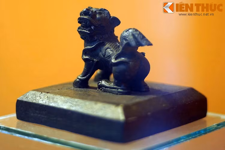 Ấn được đúc bằng đồng, cao 7,8 cm, diện tích mặt ấn 9,25 cm x 9,25 cm, nặng 1,92 kg. Mặt trên ấn phía phải khắc chữ "Nhâm Tuất trọng xuân cát nhật giám tạo" (Đúc ngày tốt, tháng 2 năm Nhâm Tuất).