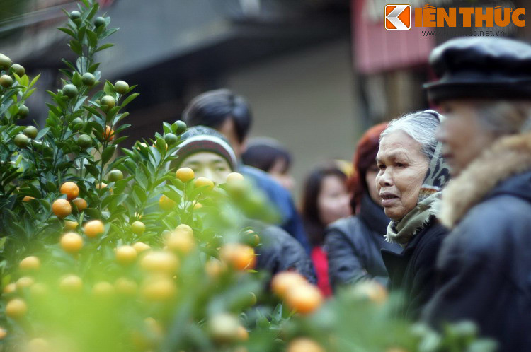 Cuối cùng, khi hết Tết, quả quất có thể được tận dụng để làm nhiều món như mứt quất, quất ngâm... vừa ngon miệng vừa tốt cho sức khỏe. Tuy nhiên, thói quen này giờ không còn phổ biến, thậm chí mai một nhiều vì tâm lý người dân sợ quất cảnh chơi Tết "ngậm" thuốc kích thích, có độc cho sức khỏe con người. Mời quý độc giả xem video: Đi tìm Tết Việt. Nguồn: VTC14.