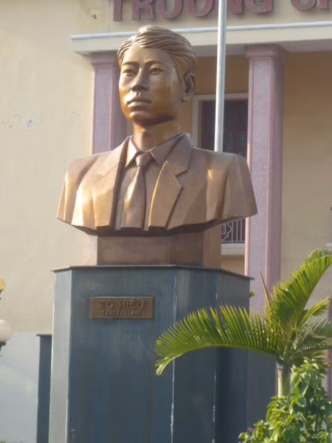8. Tô Hiệu (Nhâm Tý, 1912 - 1944) là liệt sĩ cách mạng nổi tiếng của Việt Nam. Do các hoạt động chống Pháp, vào tháng 12/1939, ông bị bắt và đày lên Sơn La. Tại đây ông bị nhiều cực hình, bệnh nặng nên qua đời ngày 7/3/1944. Cây đào do ông trồng khi bị giam giữ đã trở thành biểu tượng cho tinh thần bất khuất, kiên cường của các chiến sĩ cộng sản.
