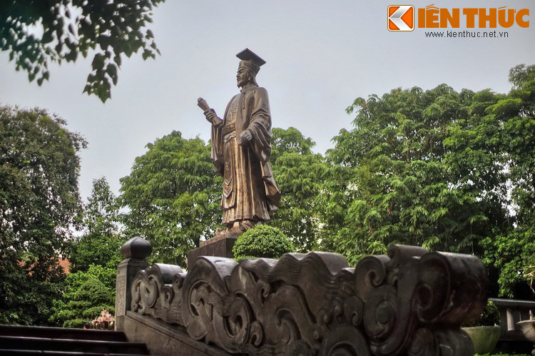 Tượng đài được khởi công ngày 17/08/2004, khánh thành ngày 7/10/2004, do nhà điêu khắc Vi Thị Hoa sáng tác. Tượng được làm bằng đồng nguyên chất, đúc liền khối, nặng 32 tấn (tượng 12 tấn, bệ 20 tấn), cao 10,1m (tượng cao 6,8 mét, bệ cao 3,3 mét), hướng nhìn ra hồ Hoàn Kiếm.