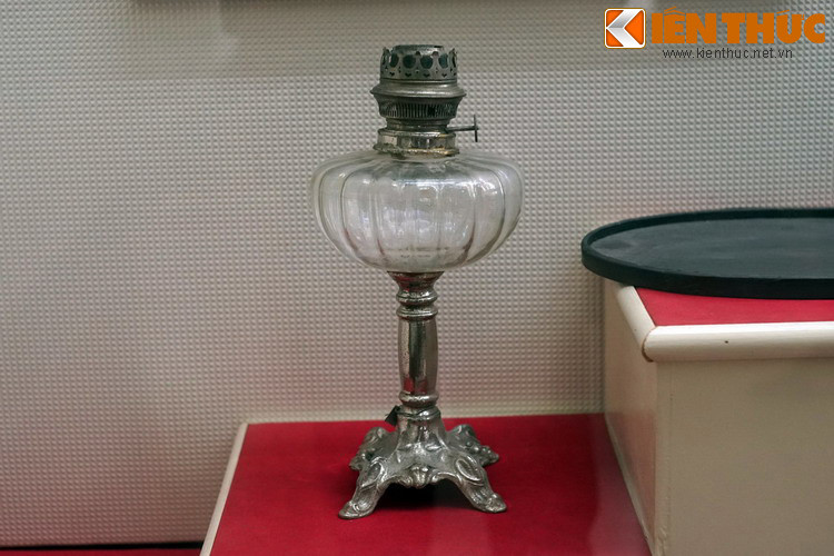 Đèn tọa đăng, Hội Việt Nam Thanh niên Cách mạng sử dụng trong cuộc họp của kỳ bộ Bắc Kỳ, quyết định chủ trương "Vô sản hóa" tại nhà của đồng chí Ngô Gia Tự ở huyện Từ Sơn, tỉnh Bắc Ninh tháng 9/1928.