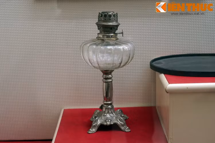 Đèn tọa đăng, Hội Việt Nam Thanh niên Cách mạng sử dụng trong cuộc họp của kỳ bộ Bắc Kỳ, quyết định chủ trương "Vô sản hóa" tại nhà của đồng chí Ngô Gia Tự ở huyện Từ Sơn, tỉnh Bắc Ninh tháng 9/1928.