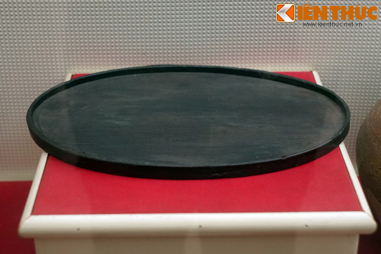 Khay gỗ, các đồng chí trong kỳ bộ Bắc Kỳ Hội Việt Nam Thanh niên Cách mạng dùng đựng tài liệu khi họp ở nhà ông Trần Quang Huyến, số 47 phố Trần Nhân Tông, Hà Nội trong những năm 1928-1929.