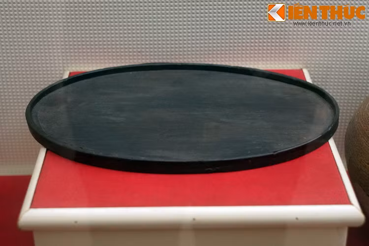 Khay gỗ, các đồng chí trong kỳ bộ Bắc Kỳ Hội Việt Nam Thanh niên Cách mạng dùng đựng tài liệu khi họp ở nhà ông Trần Quang Huyến, số 47 phố Trần Nhân Tông, Hà Nội trong những năm 1928-1929.