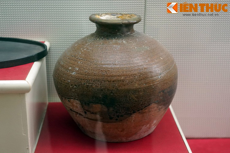 Hũ sành, ông Trần Quang Huyến dùng đựng tài liệu của Hội Việt Nam Thanh niên Cách mạng số 47 phố Trần Nhân Tông, Hà Nội trong những năm 1928-1929.