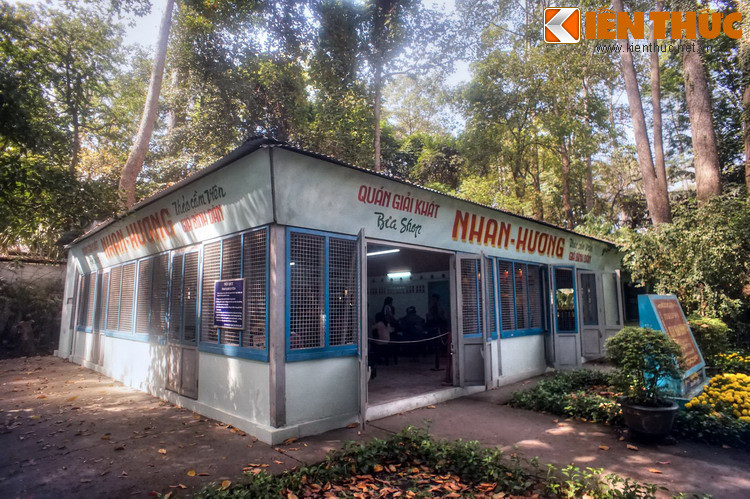 Quán Nhan Hương trong Thảo Cầm Viên Sài Gòn cũng là một địa điểm lý thú để khám phá không gian sống của người Sài Gòn xưa. Đây là một cơ sở hoạt động bí mật dưới bình phong là một quán ăn, được xây dựng từ năm 1963.