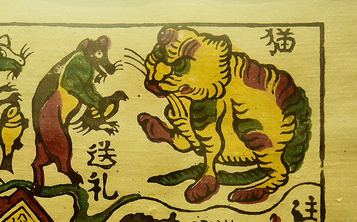 Theo lý giải của các nhà nghiên cứu văn hóa, Con mèo trong bức tranh được vẽ rất to và oai vệ, là đại diện cho tầng lớp thống trị, bóc lột trong xã hội xưa. Những chú chuột mang dáng vẻ khúm núm, rụt rè là hình ảnh ẩn dụ cho người nông dân lam lũ, thật thà, chất phác.