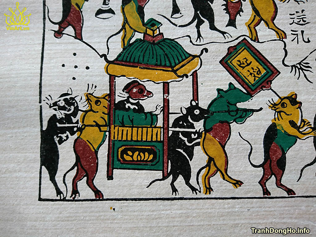 Cô dâu chuột ngồi trong kiệu vấn khăn, mặc áo gấm xanh. Nhìn chồng đang cưỡi ngựa đi phía trước vẻ mãn nguyện. Đây là điền hình của những người phụ nữ đổi đời nhờ lấy được người chồng đỗ đạt trong xã hội xưa.