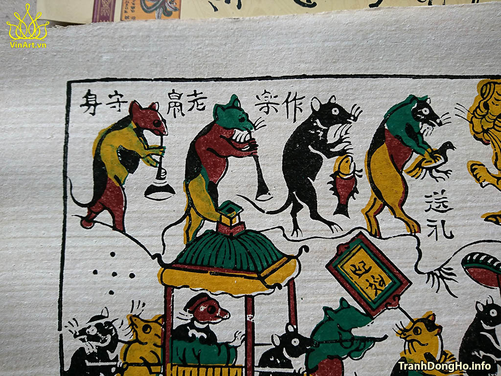 Phía sau con chuột “tiến sĩ” là đám chuột cầm lọng, cầm biển, khiêng kiệu, cầm cá, chim để hối lộ mèo... Đây là thực trạng của đa phần giới bình dân trong xã hội xưa, chỉ có thể làm những việc “tầm thường” để duy trì cuộc sống.